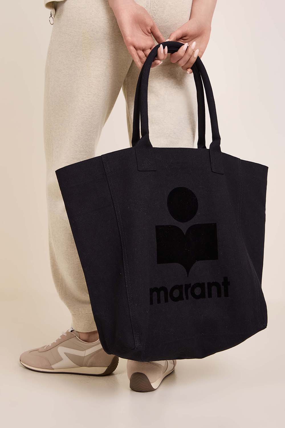 תמונת כל הלוק של תיק נשיאה